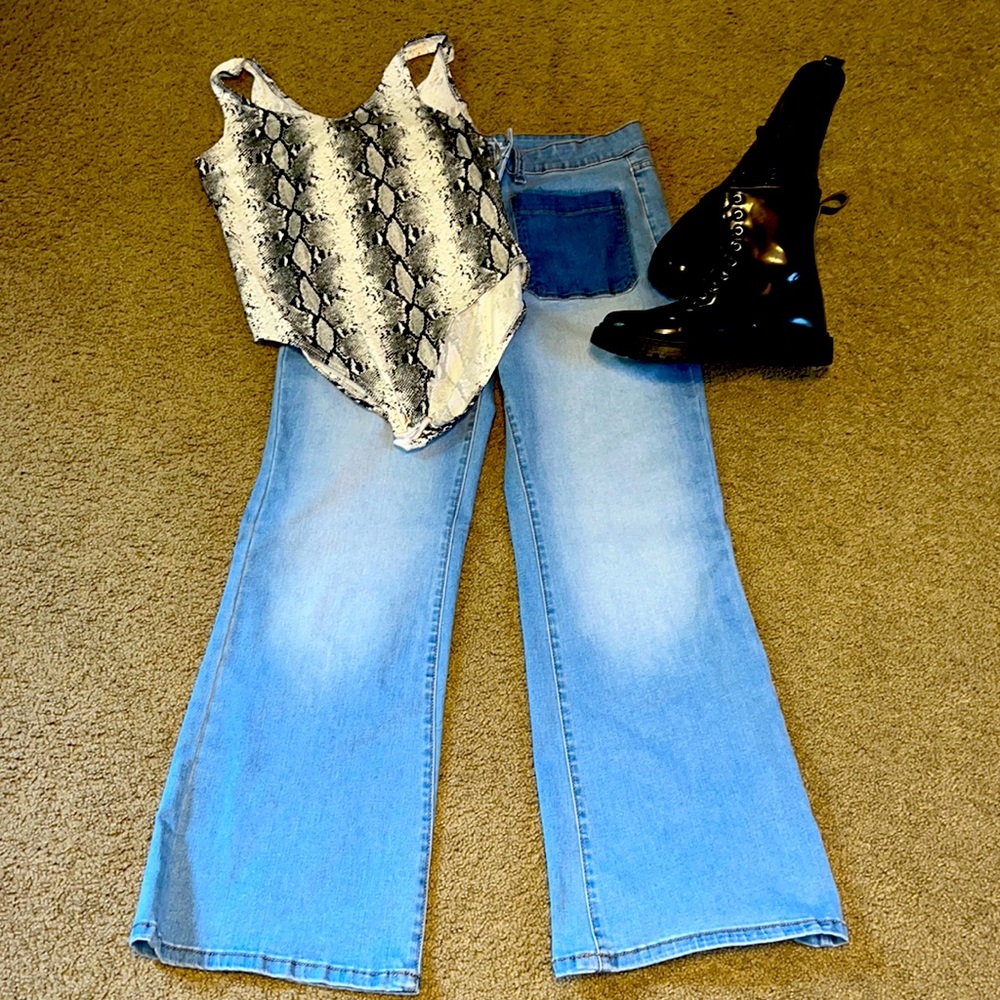 Blue jeans with wide leg and front pockets.
